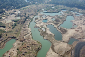 Gravel mining pits on abandoned river channels and floodplain.